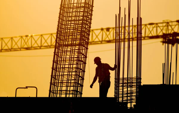 Byggnadsarbetare på plats i solnedgången — Stockfoto