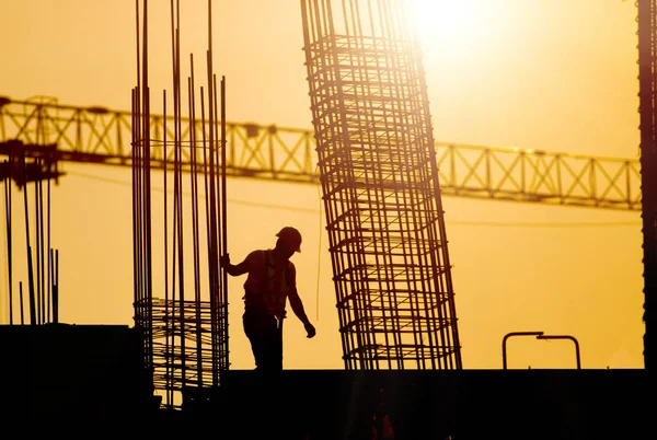 Travailleur de la construction sur le site au coucher du soleil — Photo