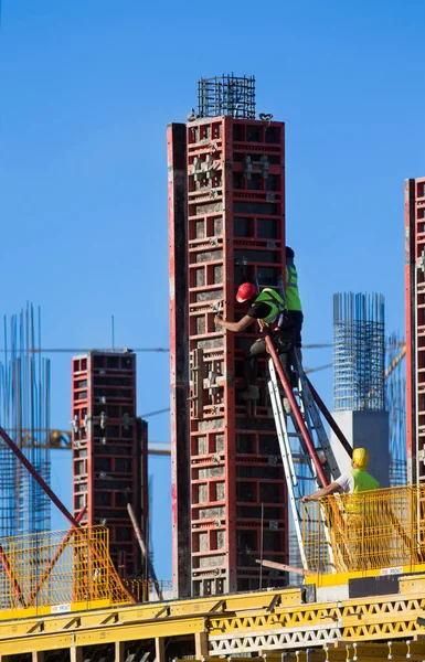 Trabajadores de la construcción instalando encofrados en el sitio — Foto de Stock