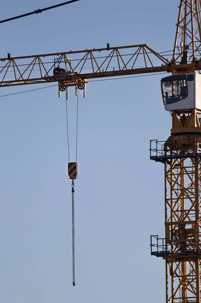 Crane krok på blå himmel — Stockfoto