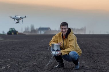 Çiftçi tarım arazileri üzerinde gezinme dron