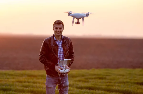 Rolnik drone nawigacyjnego powyżej pola uprawne — Zdjęcie stockowe