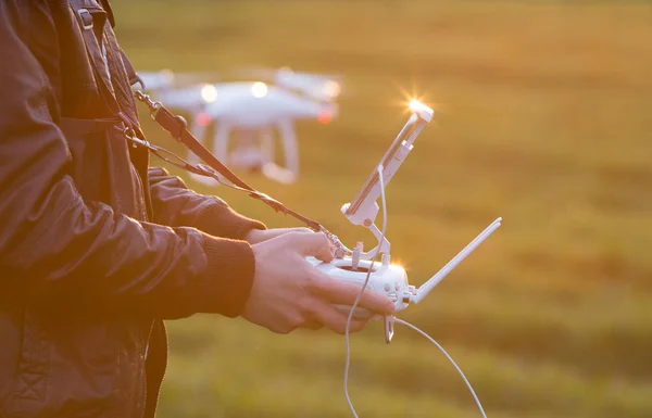 Contadino che naviga drone sopra terreni agricoli — Foto Stock