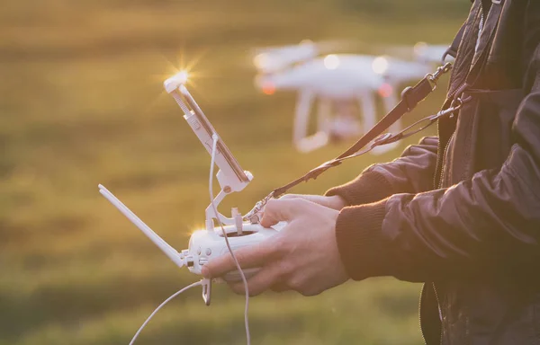 Contadino che naviga drone sopra terreni agricoli — Foto Stock