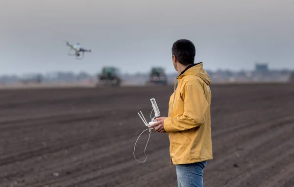 Rolnik drone nawigacyjnego powyżej pola uprawne — Zdjęcie stockowe