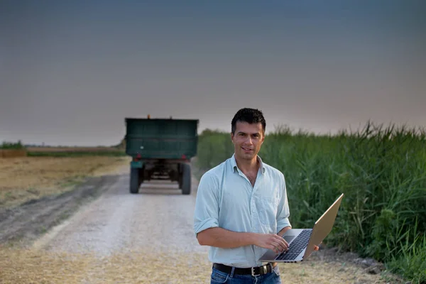 Landwirt und Traktor auf Feld — Stockfoto