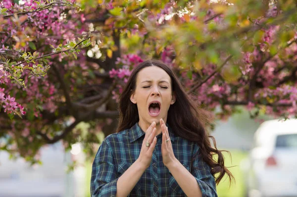 Woman sneezing because of spring pollen allergy — Stock Photo, Image