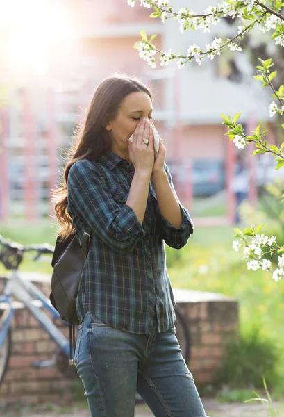 Frau pustet Nase wegen Frühjahrspollen-Allergie — Stockfoto