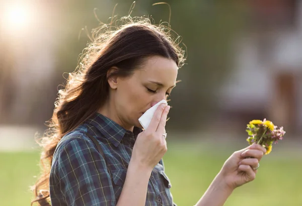У женщины симптомы аллергии на весеннюю пыльцу — стоковое фото