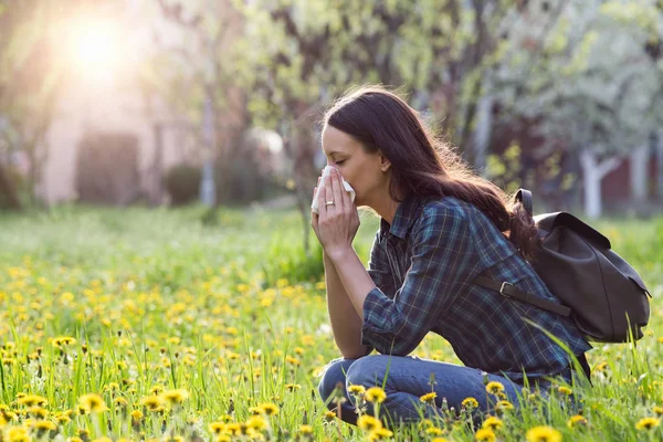 Vrouw blazen neus vanwege voorjaar stuifmeel allergie — Stockfoto