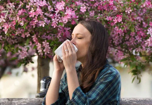 Perempuan bersin karena alergi serbuk sari musim semi — Stok Foto