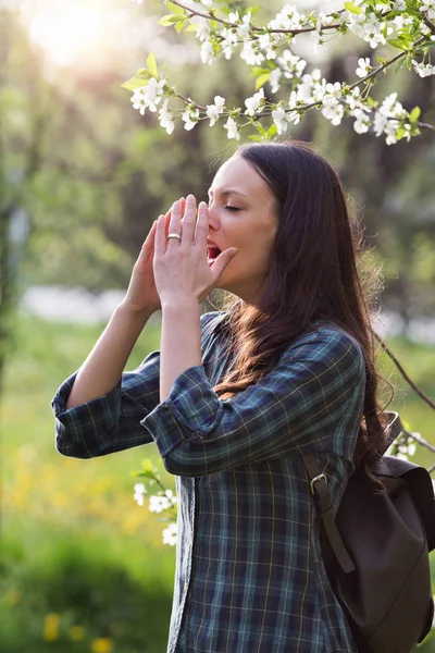 Woman sneezing because of spring pollen allergy — Stock Photo, Image