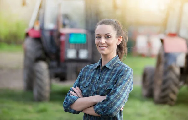 Farmer donna con trattori su terreni agricoli — Foto Stock