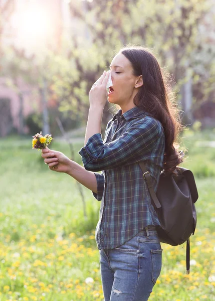 Woman sneezing because of spring pollen allergy — Stock Photo, Image