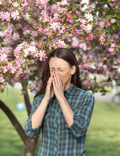 Woman sneezing because of spring pollen allergy — Stock Photo, Image