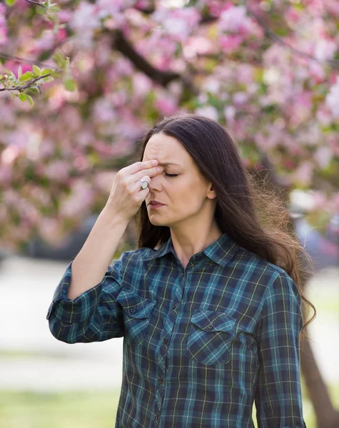 Γυναίκα που έχει συμπτώματα από την αλλεργία στη γύρη της άνοιξης — Φωτογραφία Αρχείου