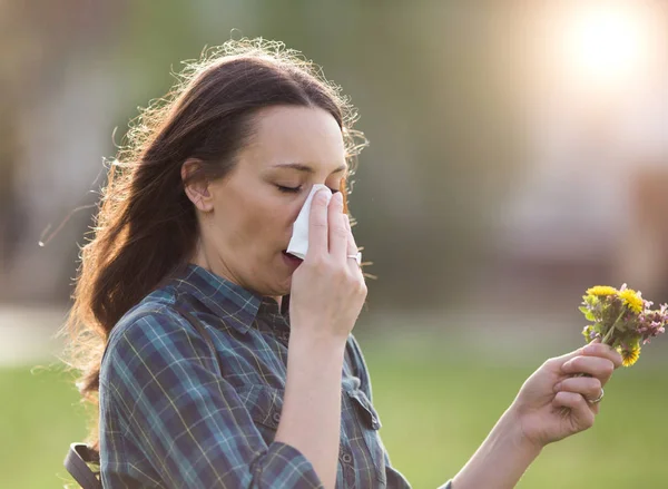 Mulher com sintomas de alergia ao pólen primaveril — Fotografia de Stock