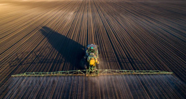 Трактор распыления почвы в поле — стоковое фото