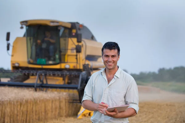 Jovem Engenheiro Agricultor Feliz Com Notebook Campo Trigo Enquanto Combinam — Fotografia de Stock
