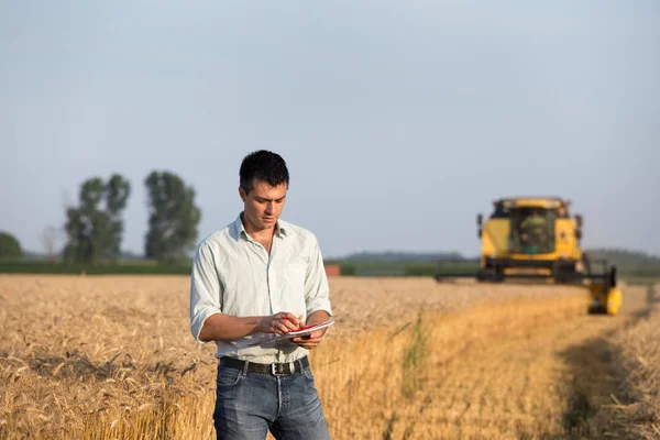 Молодой Фермер Инженер Ноутбуком Стоящим Пшеничном Поле Время Работы Комбайна — стоковое фото