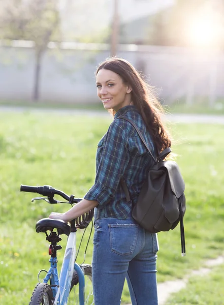 Fille avec vélo sur prairie — Photo