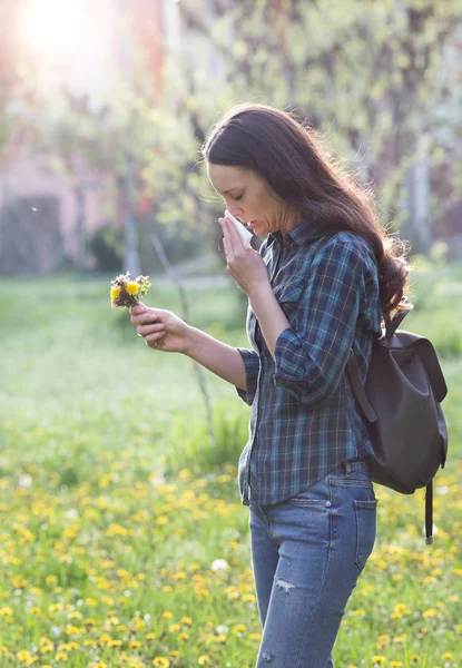 妇女打喷嚏由于春天花粉过敏 — 图库照片