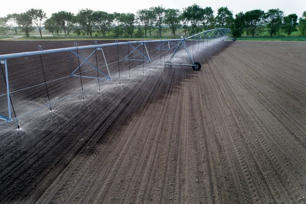 Sistema di irrigazione a perno centrale sul campo — Foto Stock