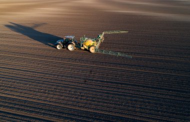 Traktör equipmentl alana püskürtme ile