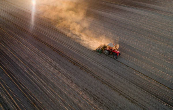 Tractor trabajando en campo en primavera — Foto de Stock