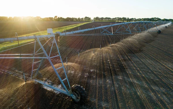 Sistema di irrigazione a perno centrale sul campo — Foto Stock