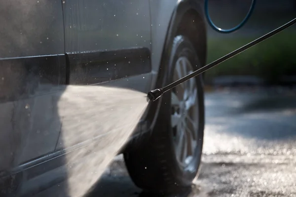 Lavage manuel de voiture avec de l'eau à haute pression — Photo