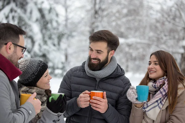 Fransen mit heißen Tassen auf Schnee — Stockfoto