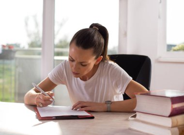 Öğrenci kız evde eğitim