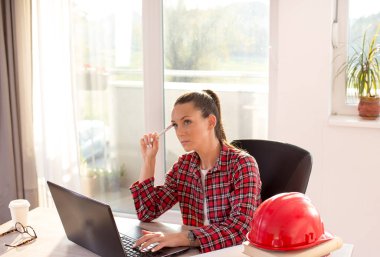 Kadın mühendis projeler üzerinde çalışıyor