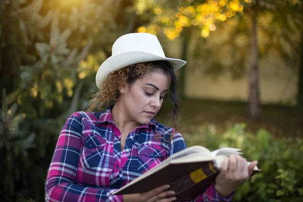 Mädchen liest Buch im Park — Stockfoto