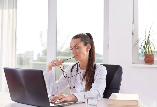 Médico feminino trabalhando no laptop — Fotografia de Stock