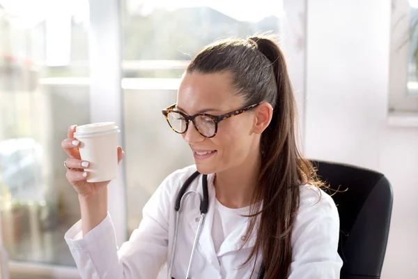 Médico feminino bebendo café — Fotografia de Stock