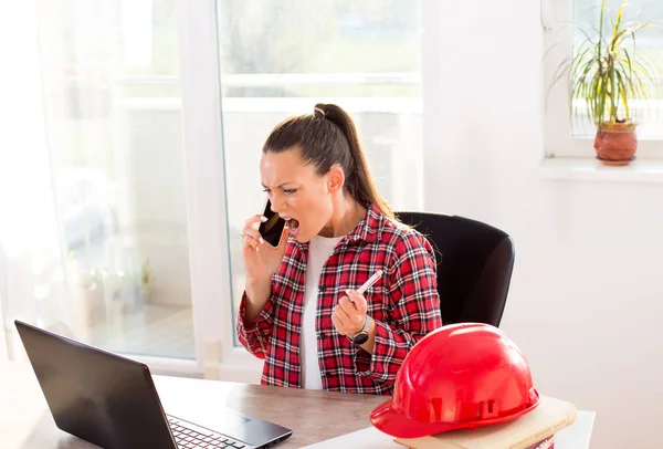 Wütende Ingenieurin telefoniert im Büro — Stockfoto