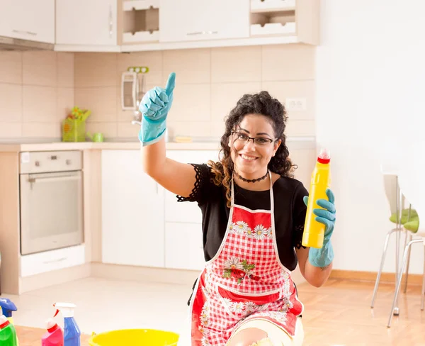 Домохозяйка моет пол на кухне — стоковое фото