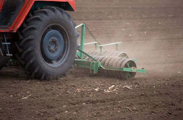 Traktor eggt Boden ein — Stockfoto