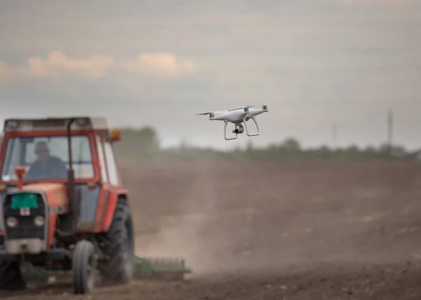 Dron latający nad ciągnikiem w terenie — Zdjęcie stockowe