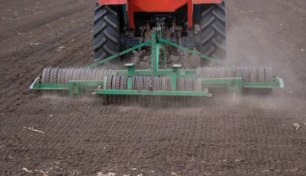 Traktor upprörande jord — Stockfoto