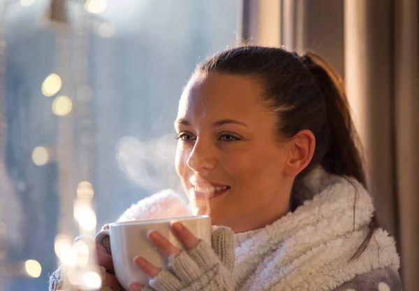 Mädchen mit Tasse Kaffee in weihnachtlichem Ambiente — Stockfoto