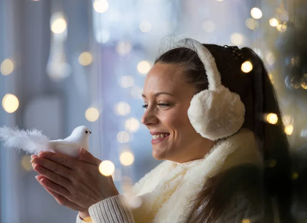 Mädchen hält Vogel in der Weihnachtsstimmung in den Händen — Stockfoto
