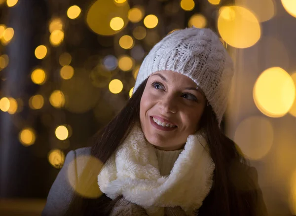 Mädchen in Winterkleidung nachts auf der Straße — Stockfoto