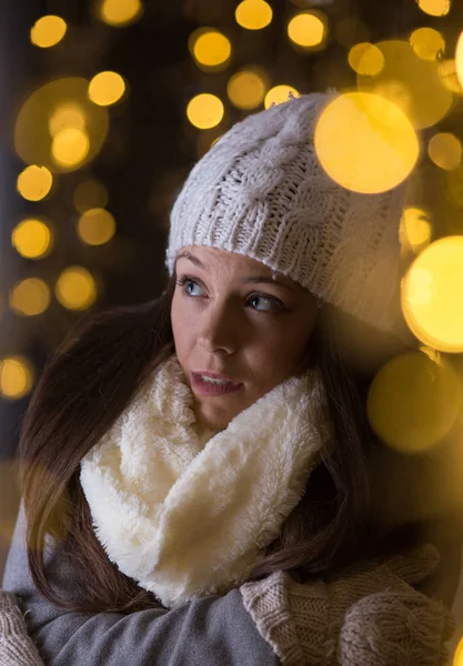 Mädchen in Winterkleidung nachts auf der Straße — Stockfoto