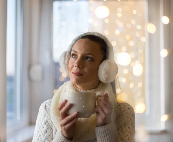 Menina com xícara de café no ambiente de Natal — Fotografia de Stock