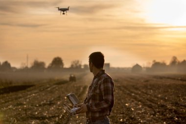 Çiftçi alan üzerinde drone sürüş