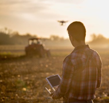 Çiftçi alan üzerinde drone sürüş