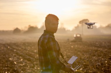 Çiftçi alan üzerinde drone sürüş